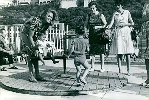 Реколта снимка на Натали Делон, играющей с две деца, с две други жени. 1965
