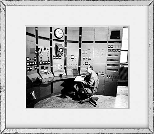БЕЗКРАЙНИ СНИМКИ Снимка: Енрико Ферми, Панел за управление на ускорител на частици, Разрушител на атомите,1951, Мощен