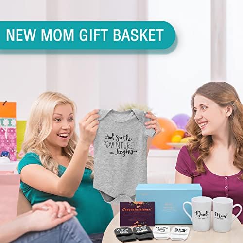 Подаръци за бременни за първи път – Комплект чаши за мама и татко Est 2023 на 14 грама с комбинезоном и детски чорапи, Поздравителна